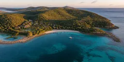 Le domaine vu du large, la baie entière dans le cadre.